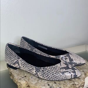Vionic Caballo Natural Leather Snake Skin Slip
On Pointed Toe Ballet Flats Sz 8